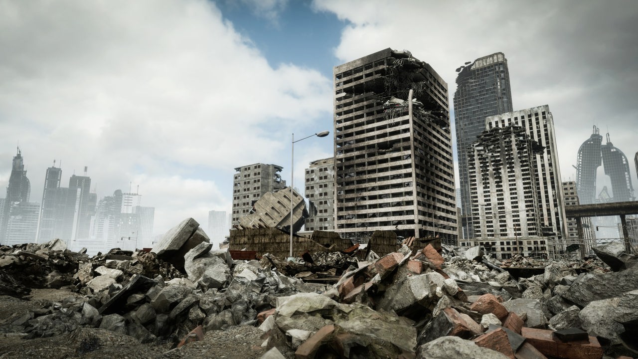 Blick auf die zum größten Teil durch ein Erdbeben zerstörten Häuser und Trümmer einer großen Stadt.