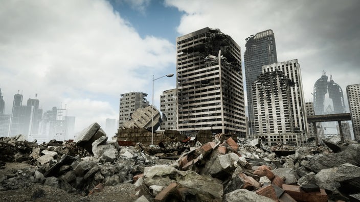 Blick auf die zum größten Teil durch ein Erdbeben zerstörten Häuser und Trümmer einer großen Stadt.