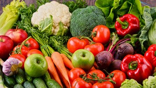 Zahlreiche Obst- und Gemüsesorten auf einem Haufen