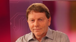 Portraitaufnahme von Ulrich Schreiber im Planet Wissen-Studio.
