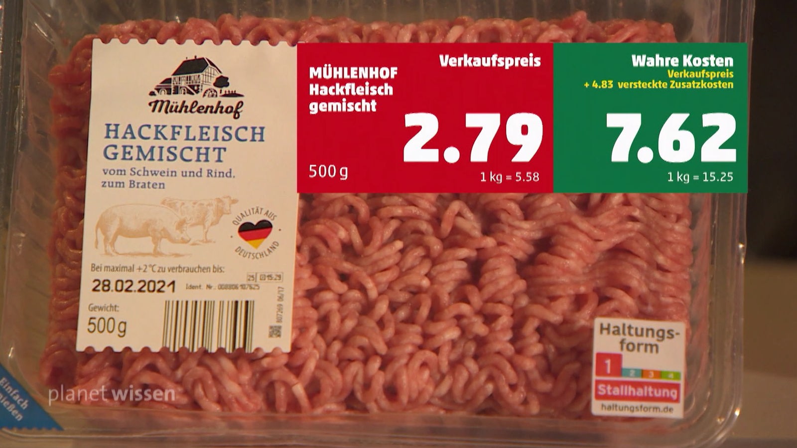 Eine Supermarktpackung mit Hackfleisch, darauf zwei Preisaufkleber