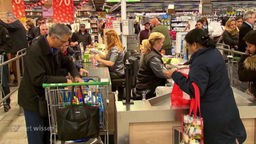 Mehrere Kunden an Supermarktkassen