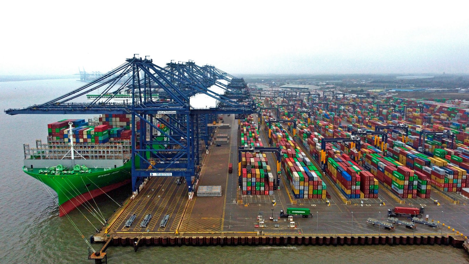 Zahllose Container, mehrere Verladekräne und Frachtschiffe in Großbritanniens größtem Hafen 