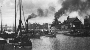 Historische Aufnahme mehrerer Dampfschiffe im Hafen
