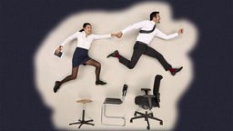 Ein Mann und eine Frau springen über einen Bürostuhl.