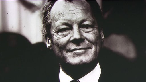 schwarz-weiß Portrait von Willy Brandt.