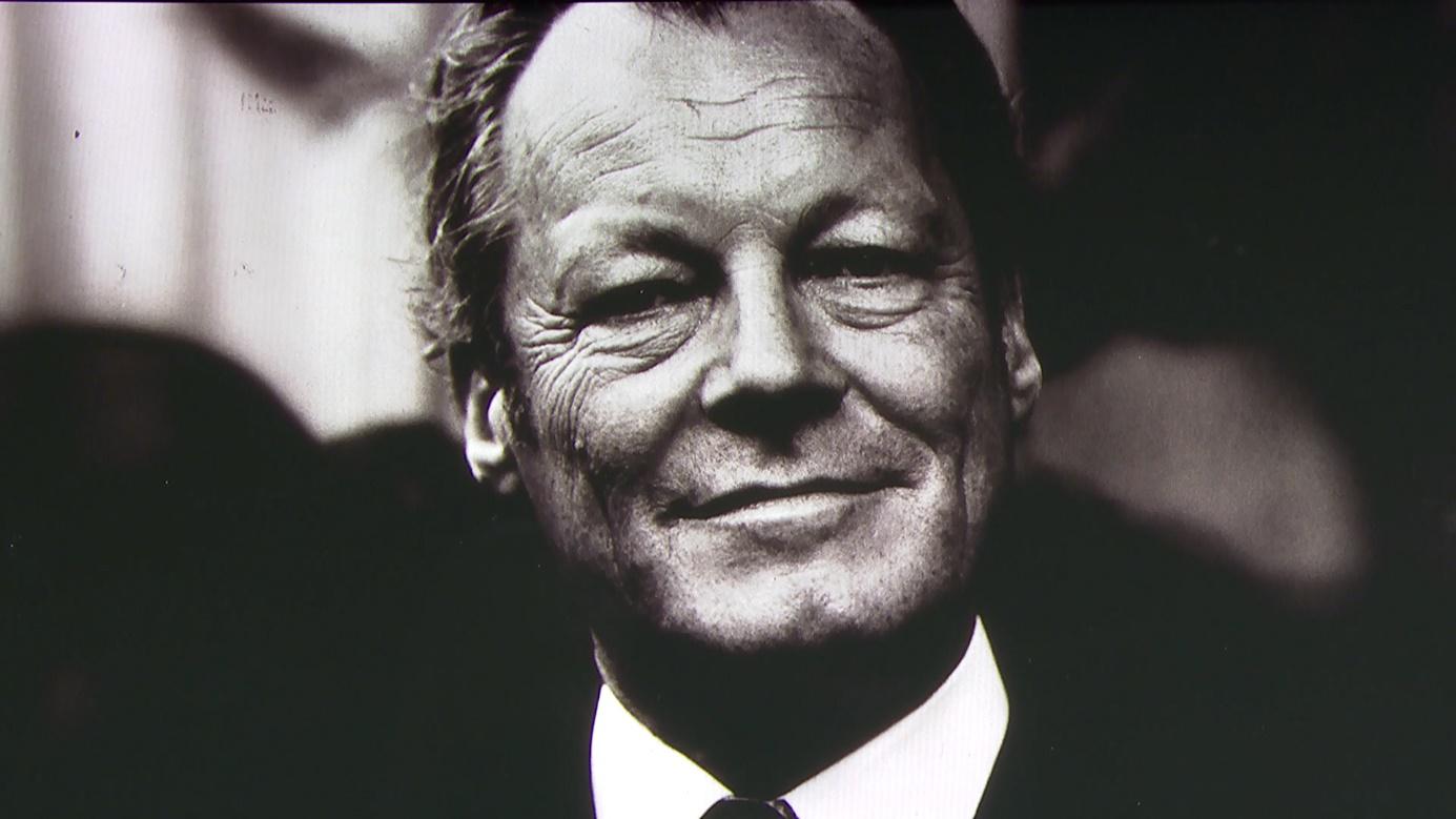 schwarz-weiß Portrait von Willy Brandt.