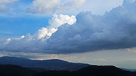 bewölkter Himmel über den Bergen.