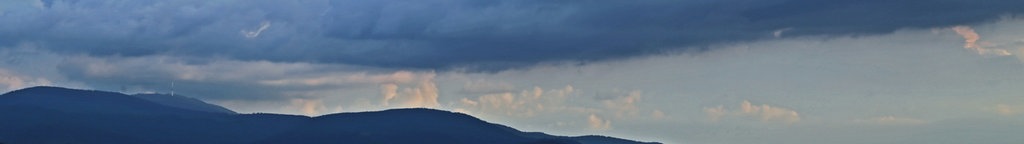 bewölkter Himmel über den Bergen.