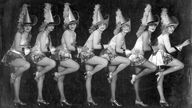 Schwarzweiß-Foto: Showtänzerinnen in den 1920er Jahren 
