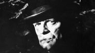 Kinski in der Verfilmung 'Jack the Ripper'. Er trägt einen Hut und guckt finster.