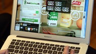 Auf einem Laptop ist die neue Internetplattform "www.foodsharing.de" zu sehen.
