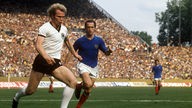 Uli Hoeneß jagt bei dem WM-Spiel gegen Jugoslavien 1974 dem Ball hinterher