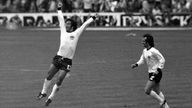Gerd Müller jubelt nach seinem 2:1 gegen die Niederlande im Finale der Fußballweltmeisterschaft 1974, neben ihm läuft Wolfgang Overath