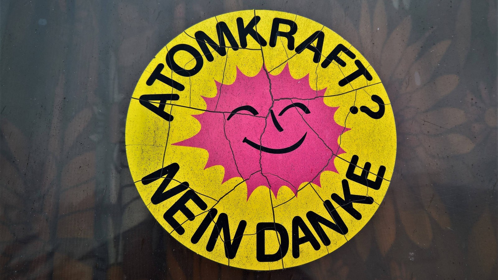 Das Logo der Anti-Atomkraft-Bewegung: Eine lachende rote Sonne auf gelbem Kreis mit der Aufschrift 'Atomkraft - Nein danke'.