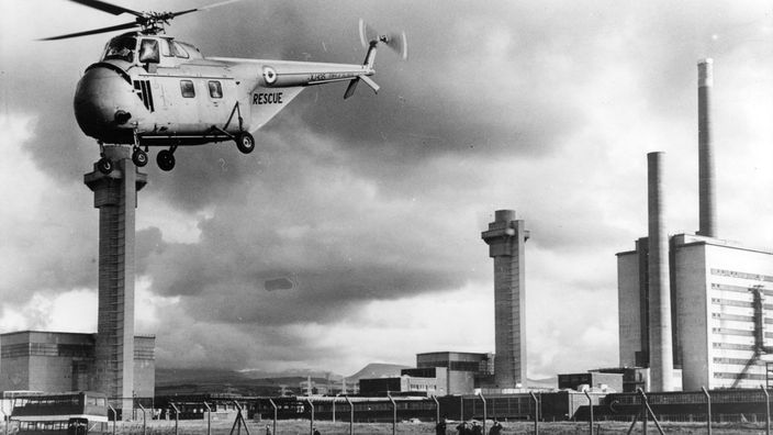 Ein Hubschrauber der Royal Air Force fliegt über dem Gelände des Kernkraftwerks von Windscale am 20.10.1957.