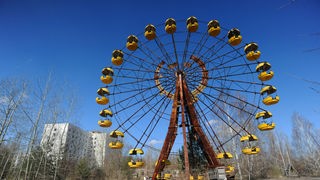Ein Riesenrad im verlassenen Freizeitpark von Pripyat