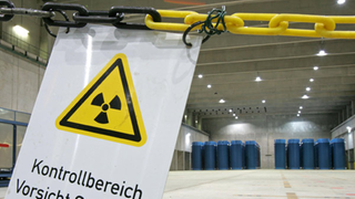 Ein Schild warnt vor radioaktiver Strahlung.