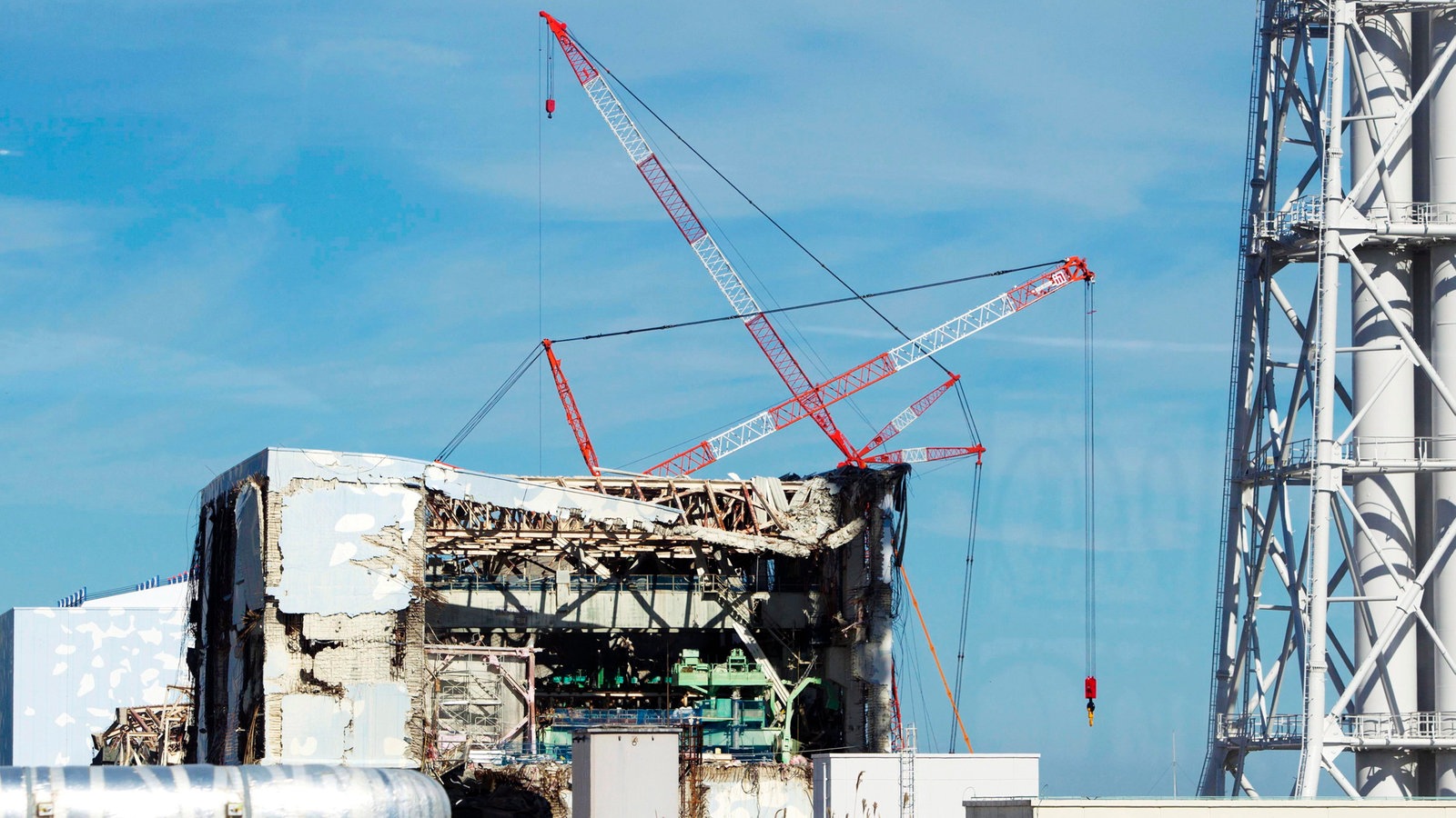 Das zerstörte Atomkraftwerk Fukushima Dai-ichi | Bildquelle: WDR/dpa/Pool Guttenfelder Das zerstörte Atomkraftwerk Fukushima Dai-ichi