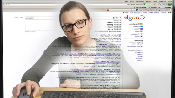 Eine Frau surft im Internet.