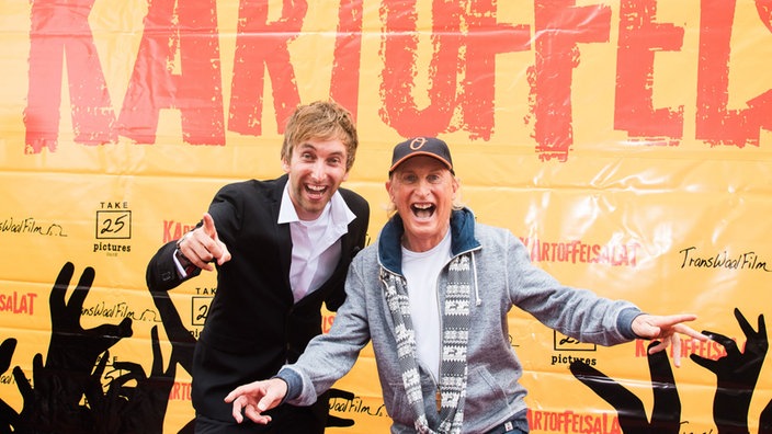 Der YouTuber Torge Oelrich, alias FreshTorge, und Otto Waalkes stehen bei der Premiere des Films „Kartoffelsalat“ auf dem roten Teppich | Bildquelle: dpa/Daniel Bockwoldt Der YouTuber Torge Oelrich, alias FreshTorge, und Otto Waalkes stehen bei der Premiere des Films „Kartoffelsalat“ auf dem roten Teppich