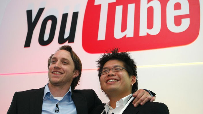 Chad Hurley und Steve Chen während einer Präsentation nach dem Verkauf YouTubes an Google