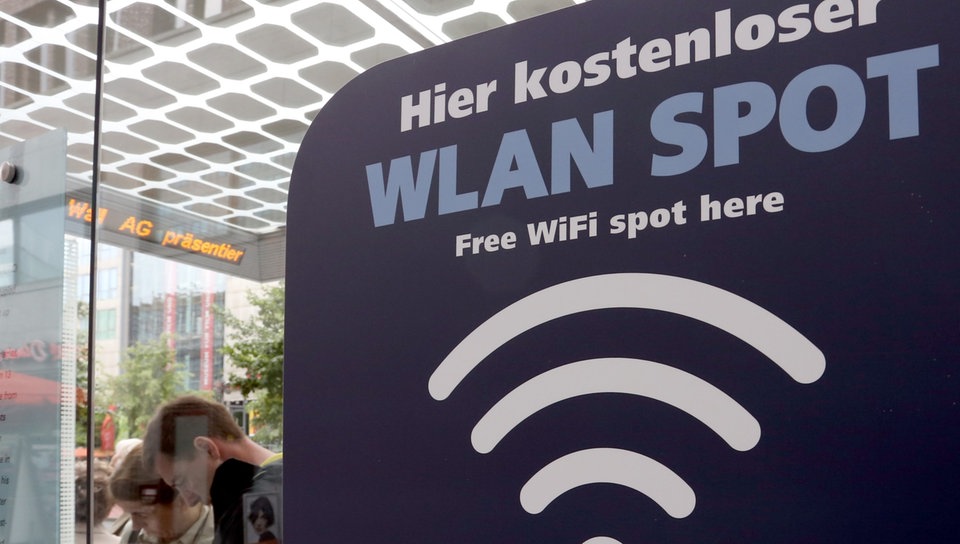 WLAN-Schild in einem Bahnhof | Bildquelle: wdr WLAN-Schild in einem Bahnhof