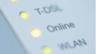Großaufnahme auf eine weiße Box. Neben fünf grün leuchtenden Dioden stehen die Begriffe Power, T-DSL, Online, WLAN und LAN. | Bildquelle: Mauritius Großaufnahme auf eine weiße Box. Neben fünf grün leuchtenden Dioden stehen die Begriffe Power, T-DSL, Online, WLAN und LAN.