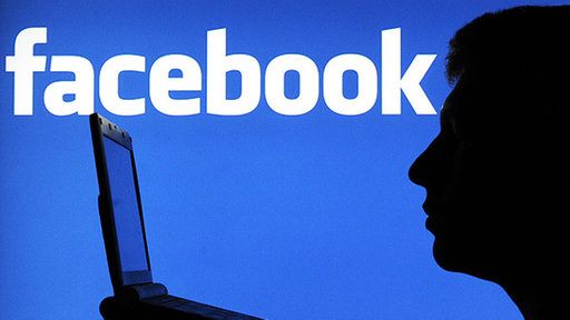 Die Silhouette eines Mannes vor dem Facebook-Schriftzug.