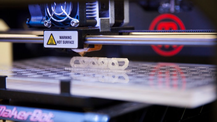 Nahaufnahme eines 3-D-Druckers, der gerade eine Kette druckt | Bildquelle: WDR/Christopher C. Franken Nahaufnahme eines 3-D-Druckers, der gerade eine Kette druckt