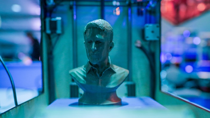 3-D-gedruckte Büste des Whistleblowers Edward Snowden | Bildquelle: dpa/Axel Heimken 3-D-gedruckte Büste des Whistleblowers Edward Snowden