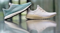 Zwei helle Turnschuhe stehen hintereinander  