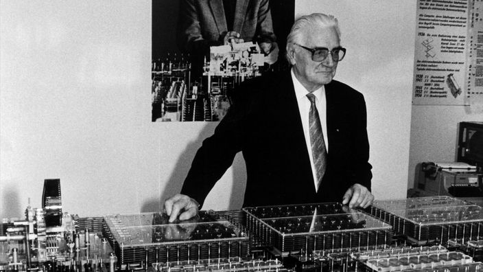 Der Erfinder des ersten funktionsfähigen Computers der Welt, Konrad Zuse, mit seinem Nachbau des Rechners
