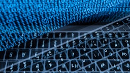 Ein Binärcode ist auf dem Display eines Laptops zu sehen