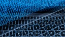 Ein Binärcode ist auf dem Display eines Laptops zu sehen