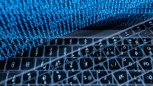 Ein Binärcode ist auf dem Display eines Laptops zu sehen