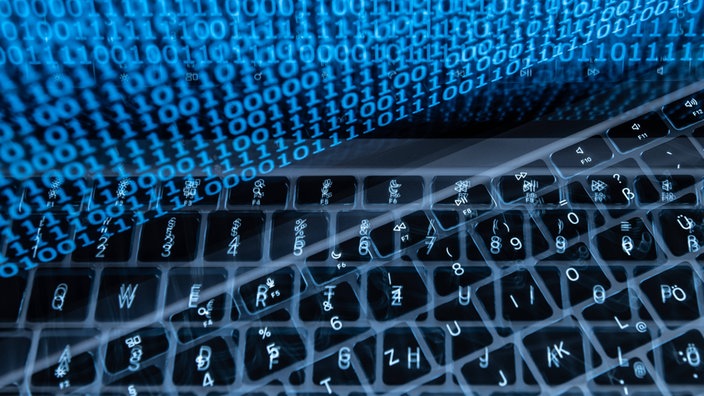Ein Binärcode ist auf dem Display eines Laptops zu sehen