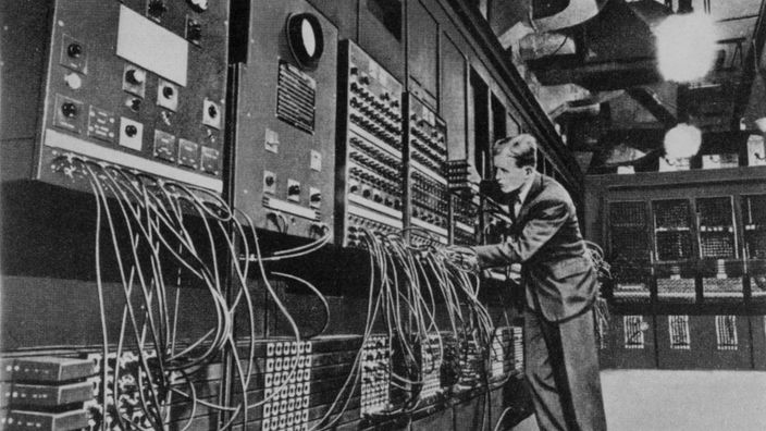 Die Großrechenanlage ENIAC wird an ihrer riesigen Front bedient und gewartet.