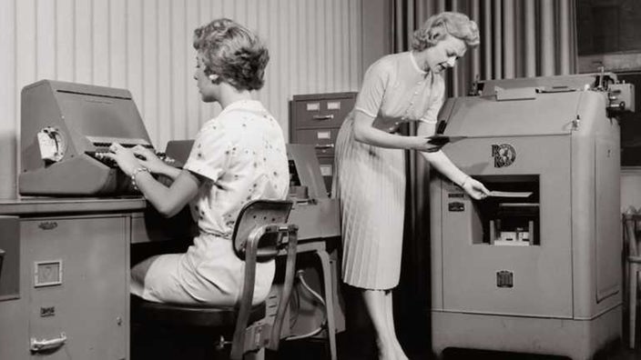 Für die EDV zuständige angestellte Frauen bedienen einen Lochkartencomputer