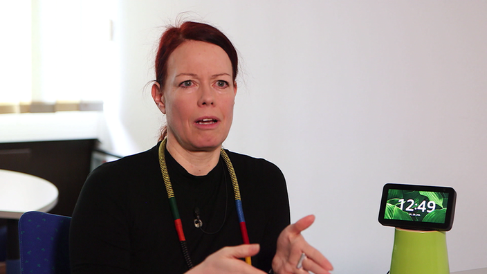 Porträtfoto von Professor Nicole C. Krämer am Schreibtisch. | Bildquelle: SWR Porträtfoto von Professor Nicole C. Krämer am Schreibtisch.