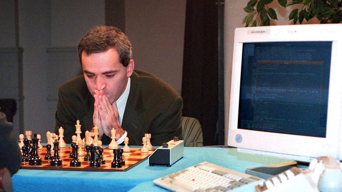 Schachweltmeister Garri Kasparow 1997 beim Spiel gegen den Computer "Deep Blue".