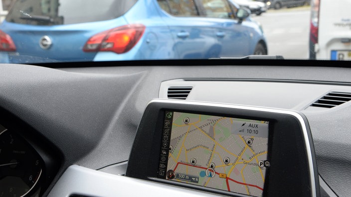Blick durch die Frontscheibe eines Autos mit Navi auf die Straße | Bildquelle: imago stock Blick durch die Frontscheibe eines Autos mit Navi auf die Straße