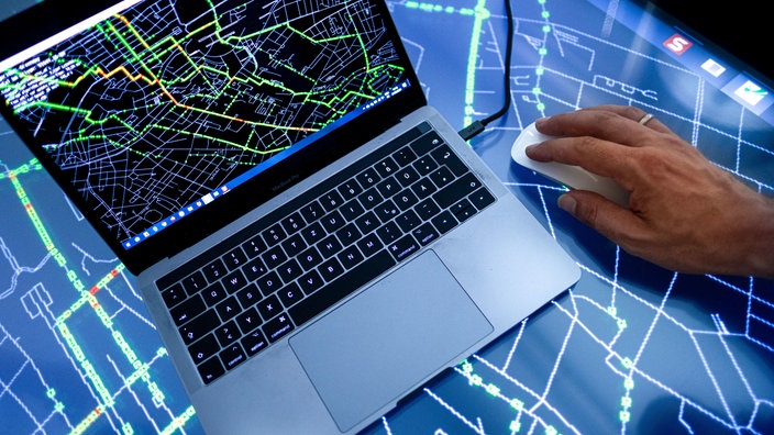 Laptop mit Straßennetzabbildung auf dem Monitor auf Leuchttisch mit Straßennetz. | Bildquelle: dpa Laptop mit Straßennetzabbildung auf dem Monitor auf Leuchttisch mit Straßennetz.