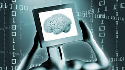 Die Computergrafik zeigt einen menschlichen Oberkörper, auf dem ein Monitor angebracht ist. Auf dem Bildschirm des Monitors ist ein Gehirn zu sehen.