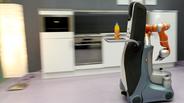 Care-O-bot 3 fährt mit einem Tablet | Bildquelle: Reuters/Michaela Rehle Care-O-bot 3 fährt mit einem Tablet