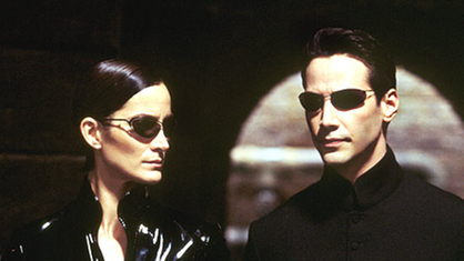 Filmszene aus 'Matrix': Eine Frau blickt einen Mann von der Seite an