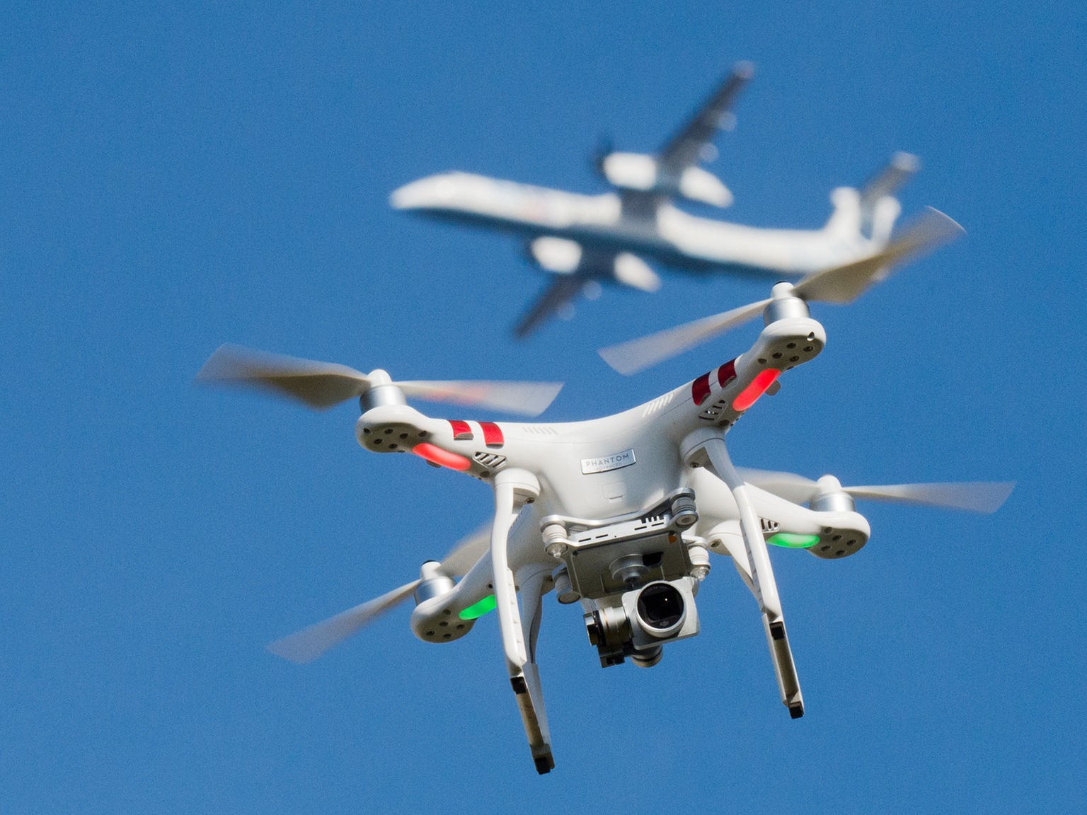 Drohnen: Gefährden Drohnen den Flugverkehr? - Luftfahrt - Technik - Planet  Wissen