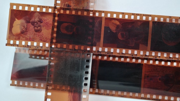 Negative eines 35-mm-Films | Bildquelle: mauritius images/Alamy Negative eines 35-mm-Films
