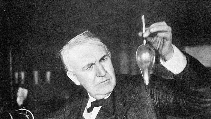 Thomas Alva Edison mit seiner ersten Glühbirne