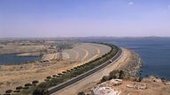 Luftaufnahme des Assuan-Staudamms in Ägypten.